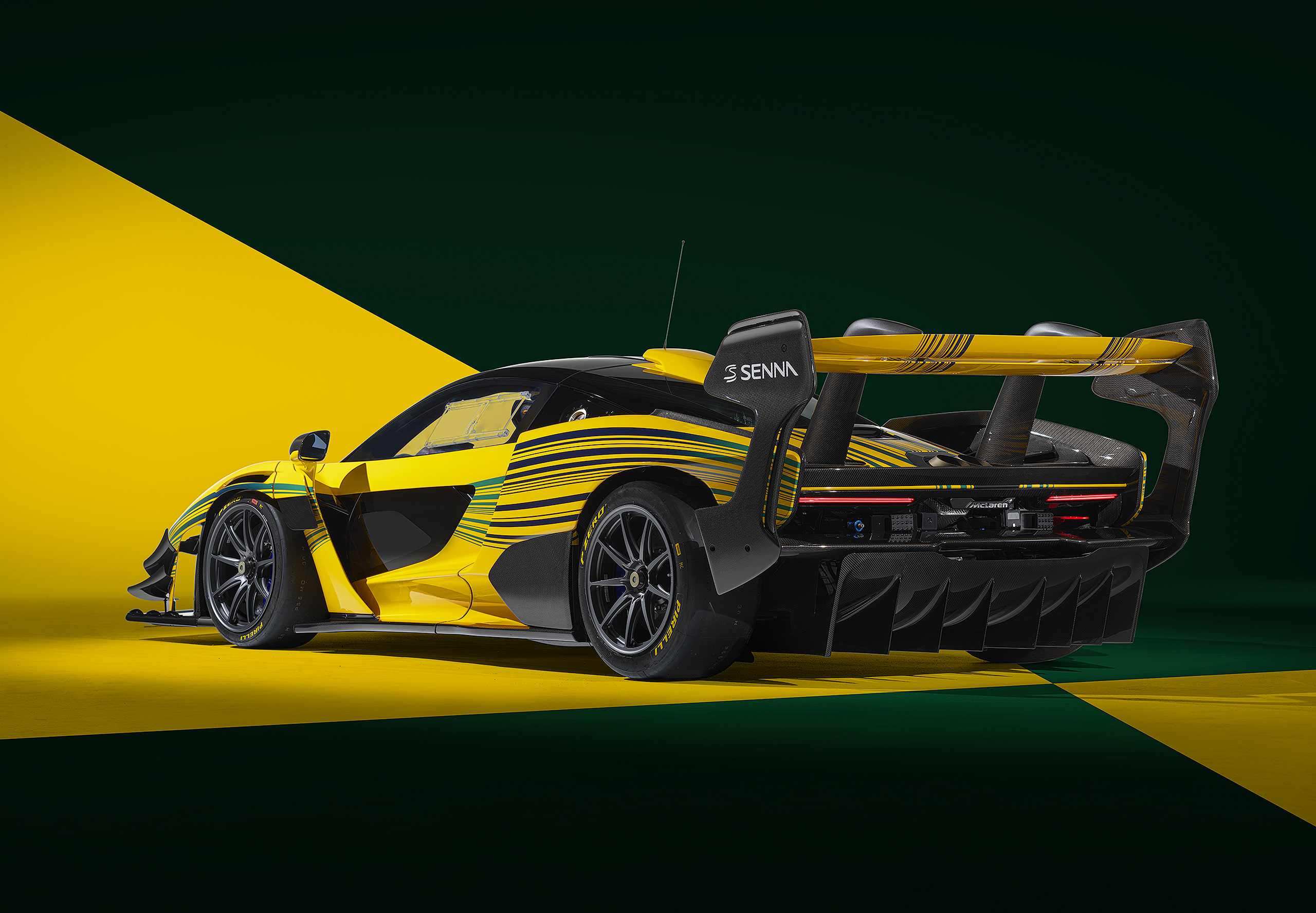Senna GTR 3/4 Back